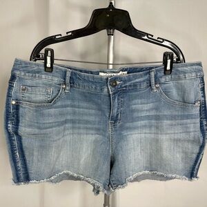 TORRID Light Wash Mid Rise Denim Shorts Plus Sz 18